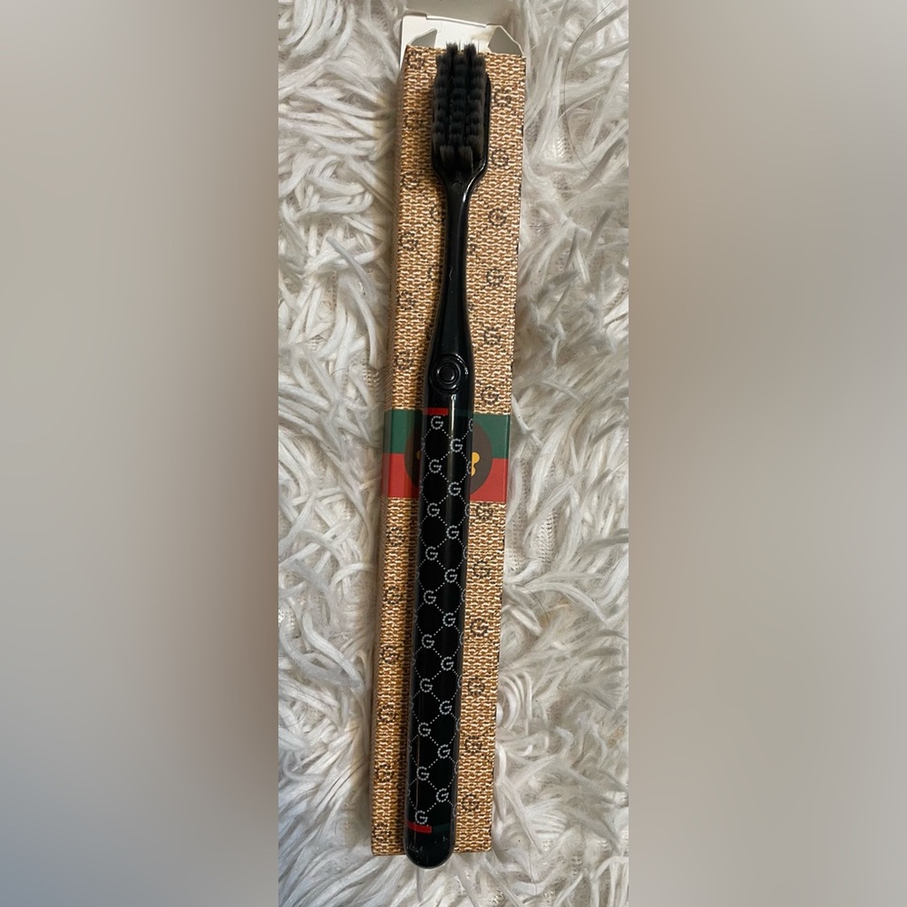 Fancy tooth brush - Picture 2 of 4